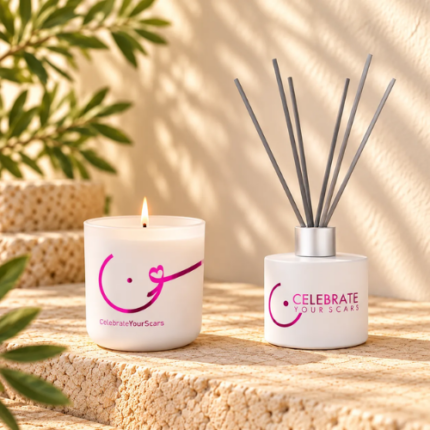 Λευκό αναμμένο κερί και diffuser Celebrate Your Scars, με ροζ σήματα και γκρι στικ.