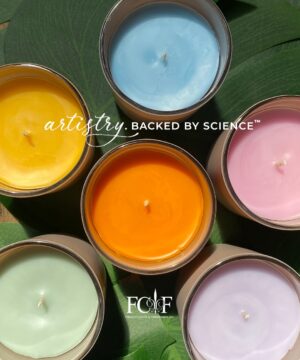 Χρωματιστά κεριά σε γυάλινα δοχεία σε φυσικές αποχρώσεις – κίτρινο, μπλε, ροζ, πράσινο, μοβ και πορτοκαλί, φτιαγμένα με φυτικά χρώματα για κεριά από τη σειρά Nature’s Palette Dyes.