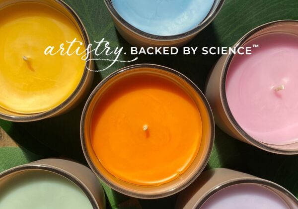 Χρωματιστά κεριά σε γυάλινα δοχεία σε φυσικές αποχρώσεις – κίτρινο, μπλε, ροζ, πράσινο, μοβ και πορτοκαλί, φτιαγμένα με φυτικά χρώματα για κεριά από τη σειρά Nature’s Palette Dyes.