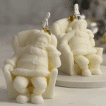 Καλούπι σιλικόνης για κεριά με σχέδιο Άγιου Βασίλη καθισμένο σε πολυθρόνα, ιδανικό για χριστουγεννιάτικες δημιουργίες.